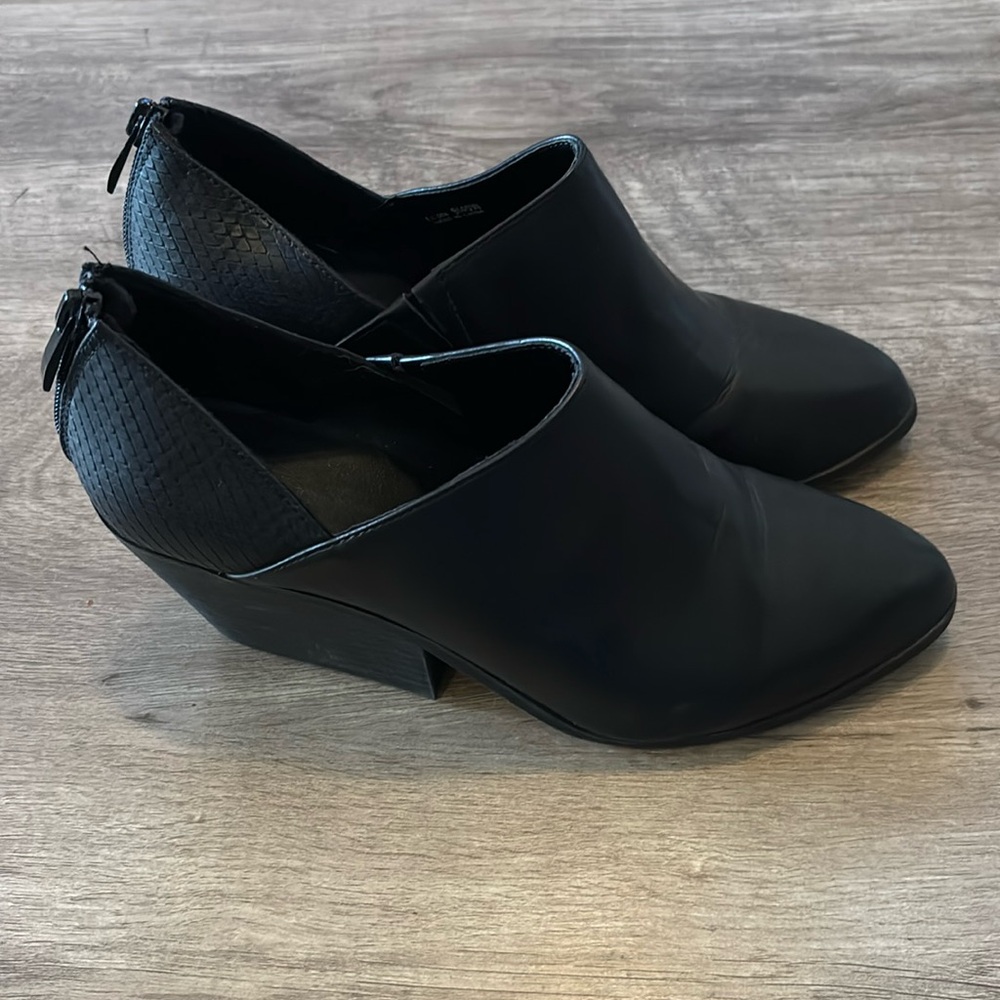 CL Laundry faux snakeskin ankle booties size 9